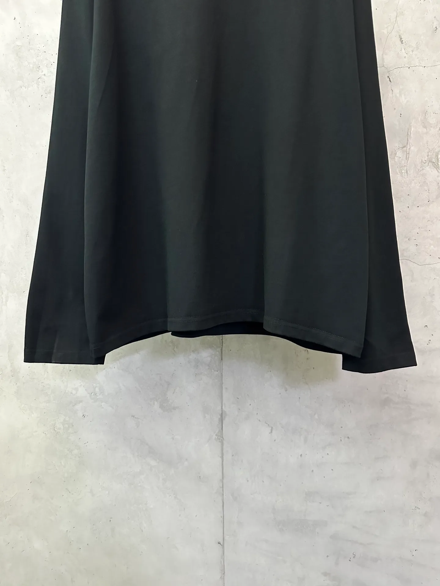 P300 Chrome Hearts 25ss flocked logo letter round neck long-sleeved T-shirt. Fabric is high-definition, super heavyweight cotton, double yarn compact Xinjiang cotton. Weight: 320 grams. Clean cloth surface. Clear cloth texture. Tight feel. Stiff. High color fastness. No deformation. No discoloration. Customized hardware. Thread. Accessories. Alignment. Same style for men and women. -Color: Black White -Size: XS S M L